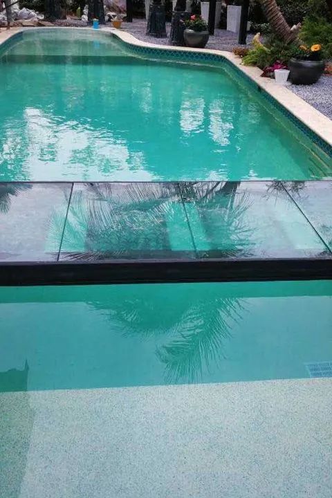 glass pool Pebble