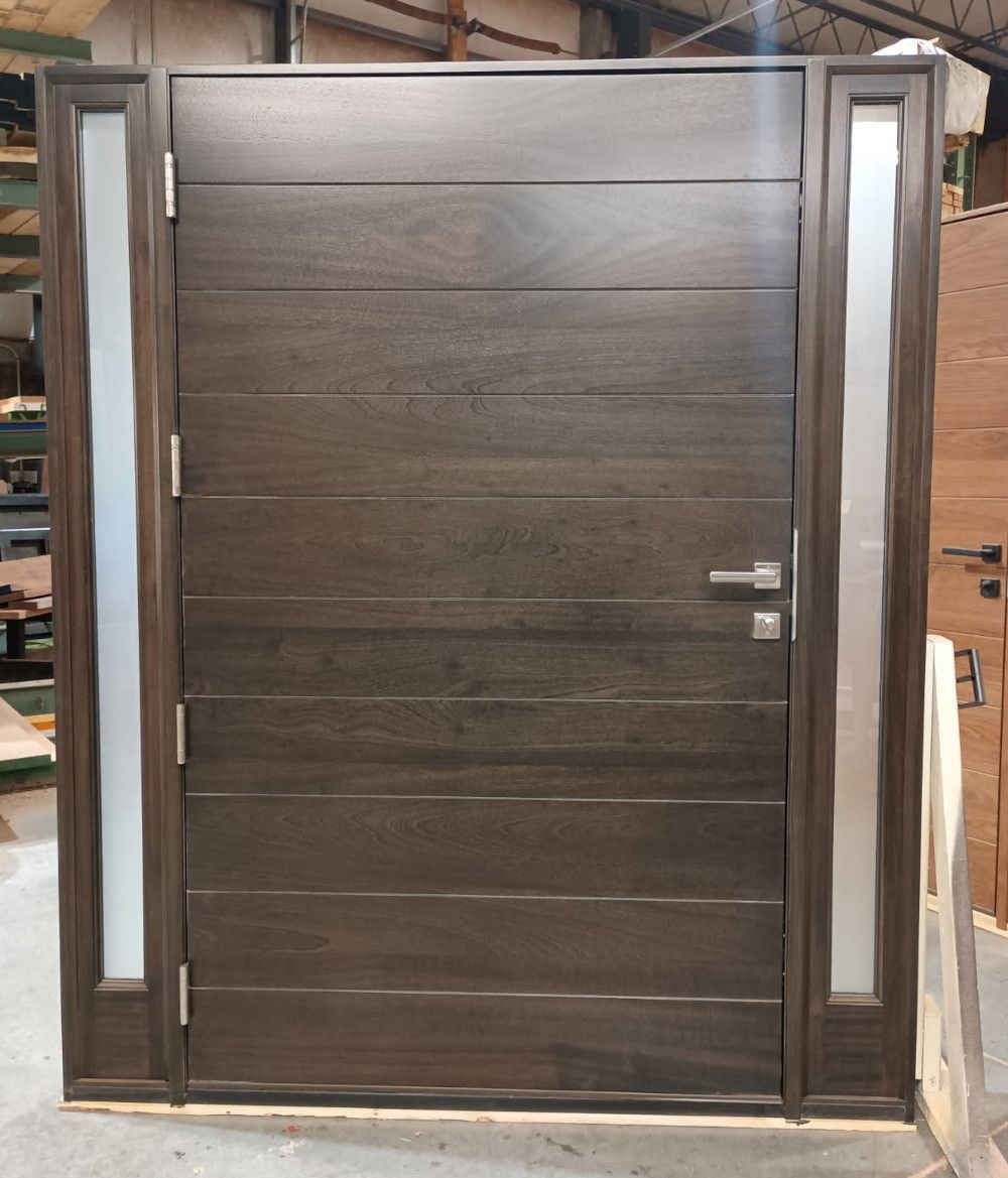 Capo #29088
Mahogany flush door
Acid etch glass
Contemporary mulit-point lock with Hoppe pull
Finished in Chocolate
West Milford, NJ