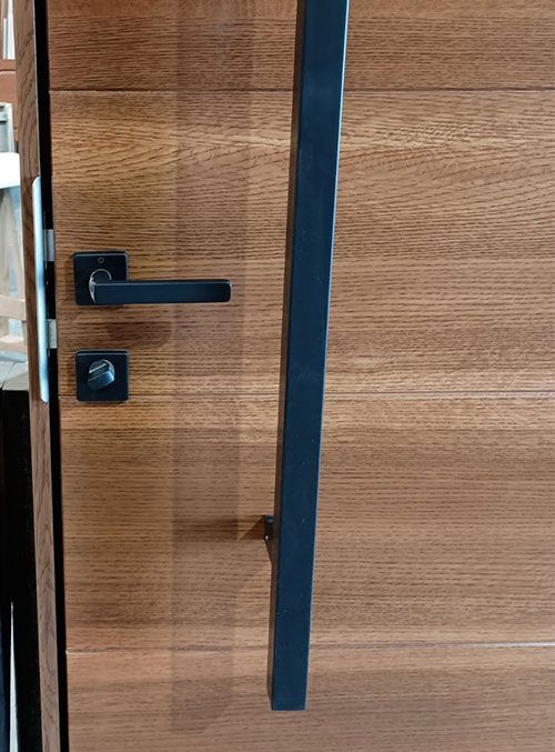 DBS #28918
Quarter Sawn White Oak flush door
Solid Oak sill
Hoppe contemporary multi-point lock system & pull handle
Finished in Saddle
Armonk, NY