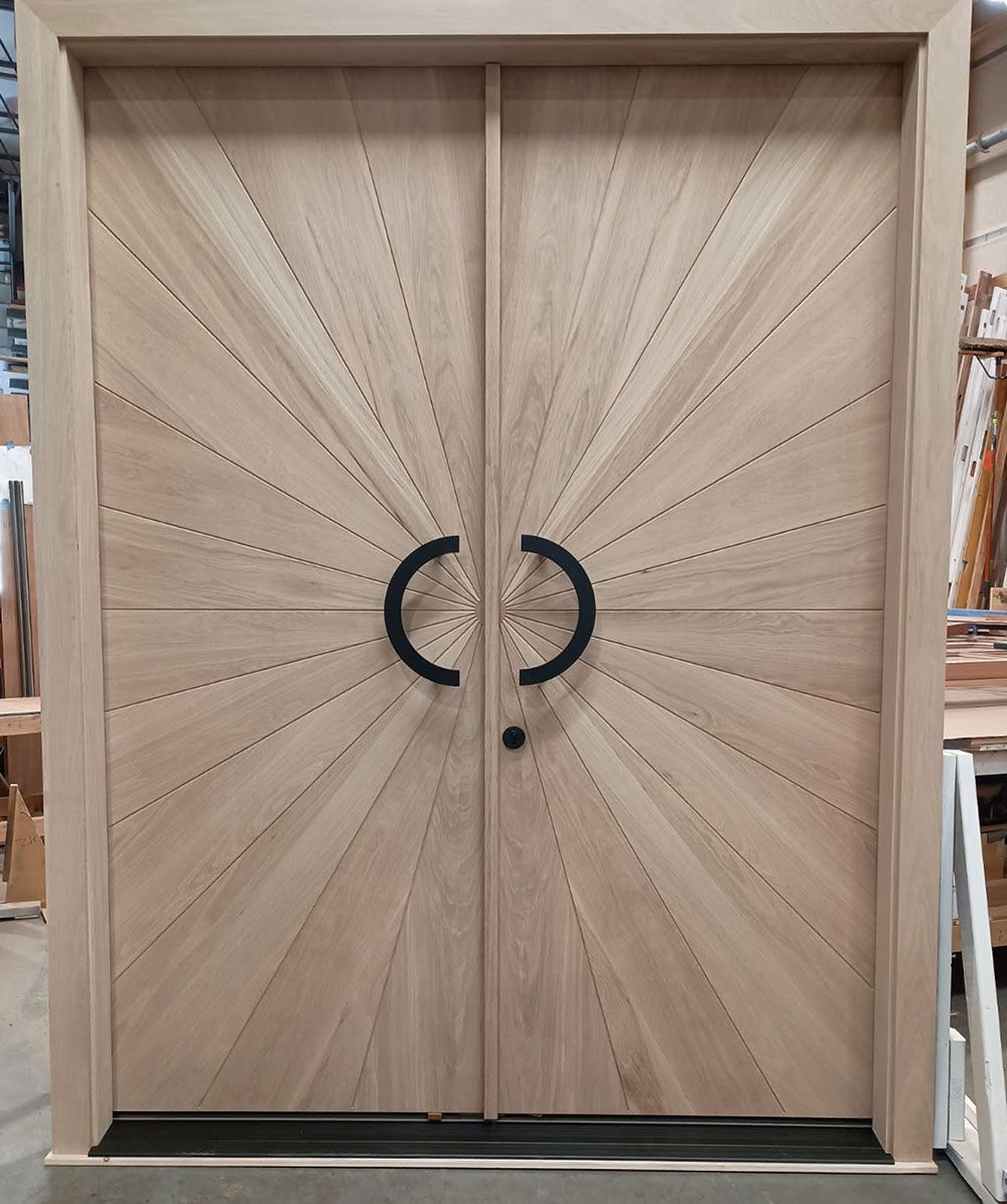 Foxhall #28806
Flat sawn white oak with sunburst pattern planks
Hoppe contemporary multi-point lock system
Custom made pull handles
Bethesda, MD