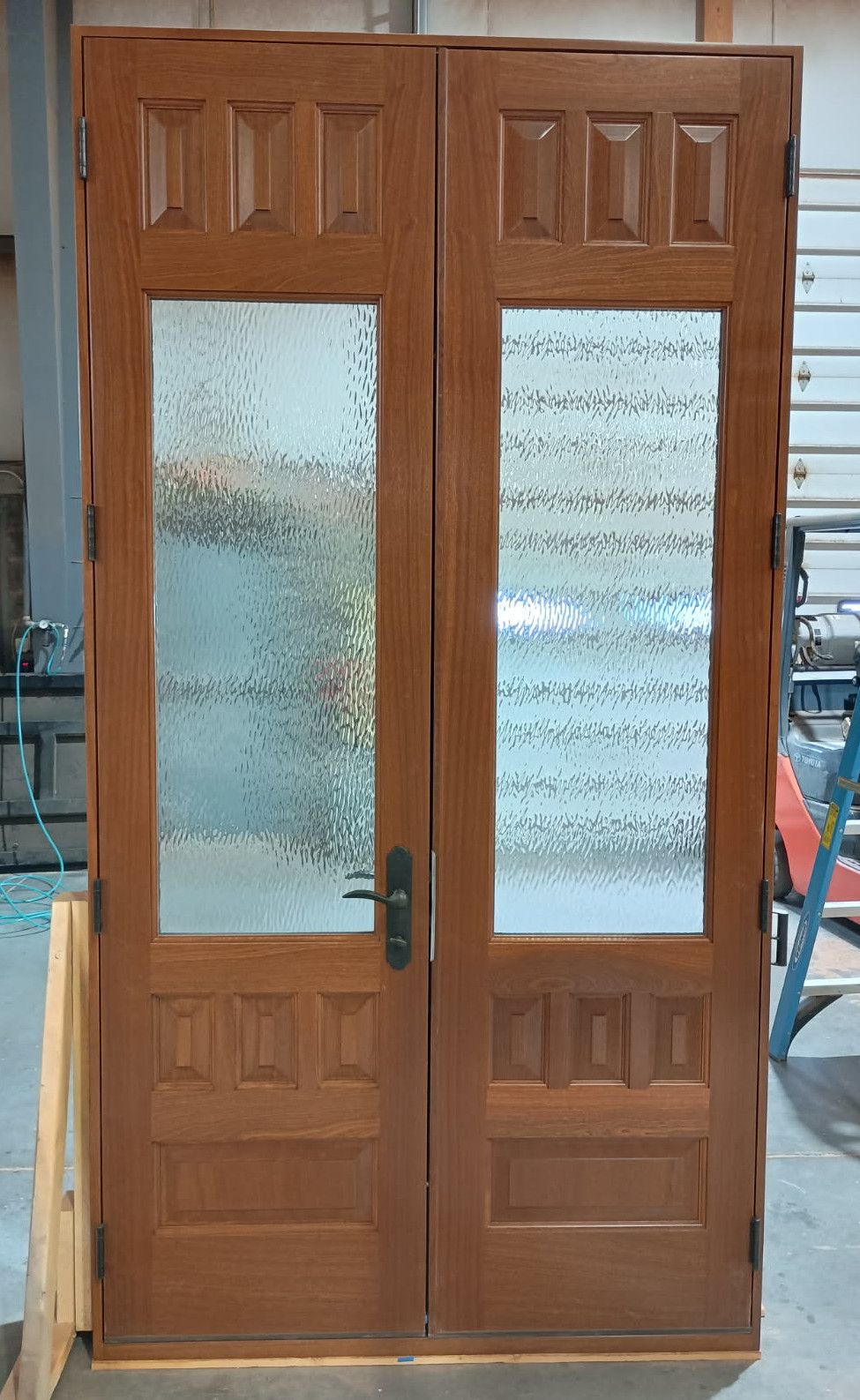 Glen #29034
Mahogany door with Mahogany sill
Water glass
Oversize chamfered t-astragal
Split finish – Rosewood & custom match interior stain
Bloomsburg, PA