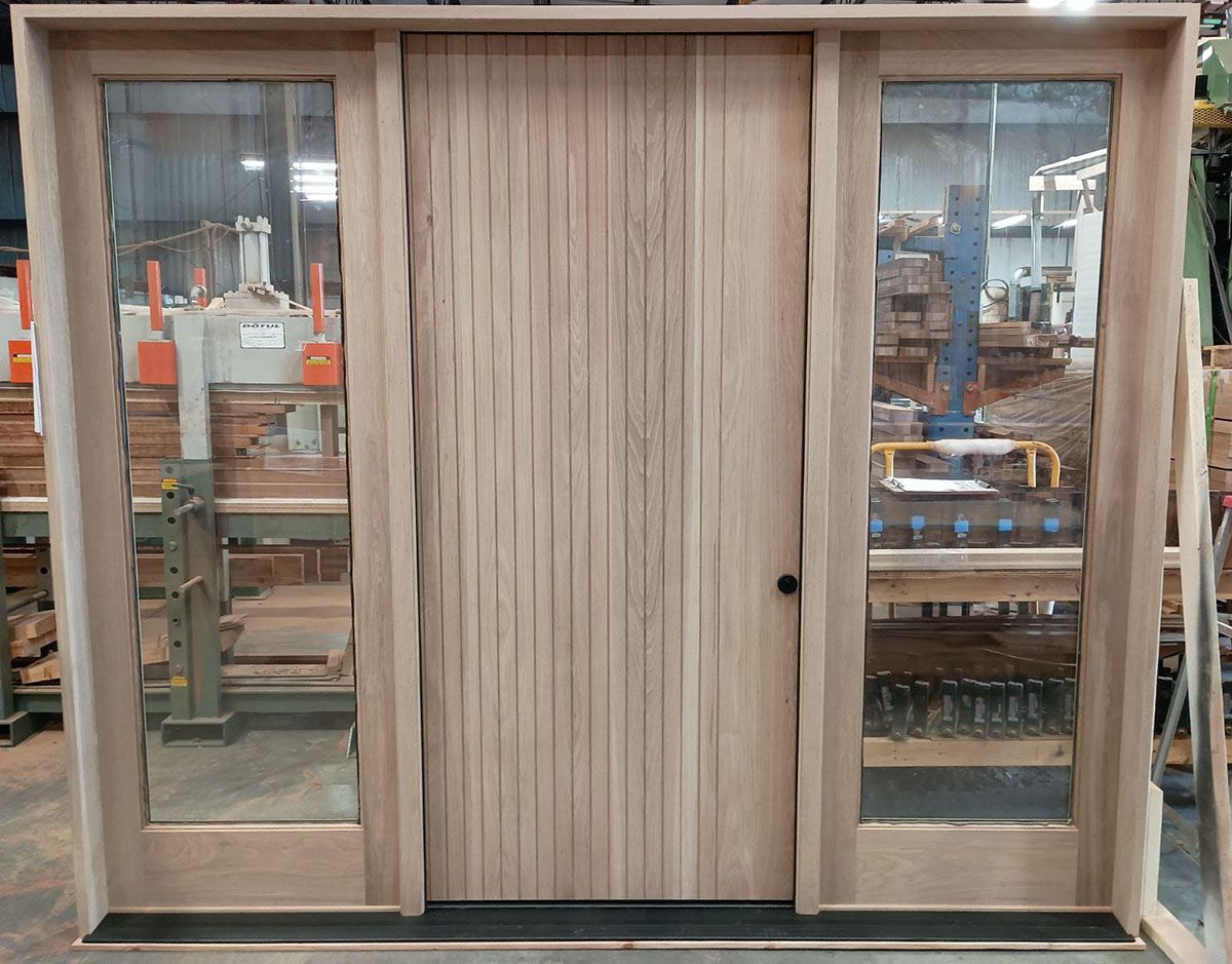 Hagglund #28481
Flat sawn white oak vertical grain fluted flush door