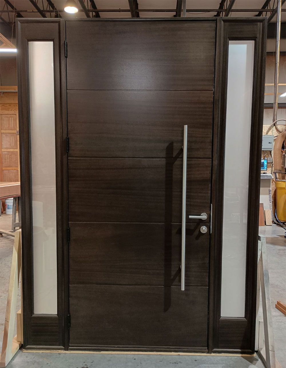 Mani #28652
Mahogany flush door
Acid etch glass
Hoppe contemporary multi-point lock system
Finished in Chocolate
Greenwich, CT