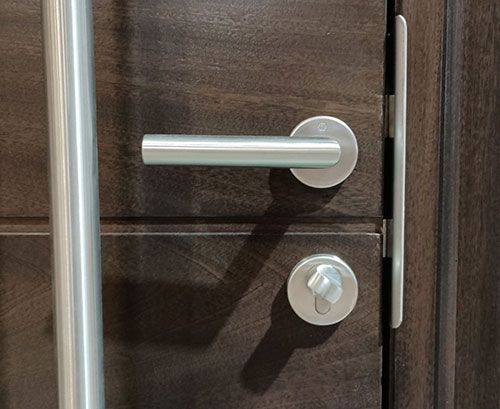 Mani #28652
Hoppe contemporary multi-point lock system
Amsterdam lever option