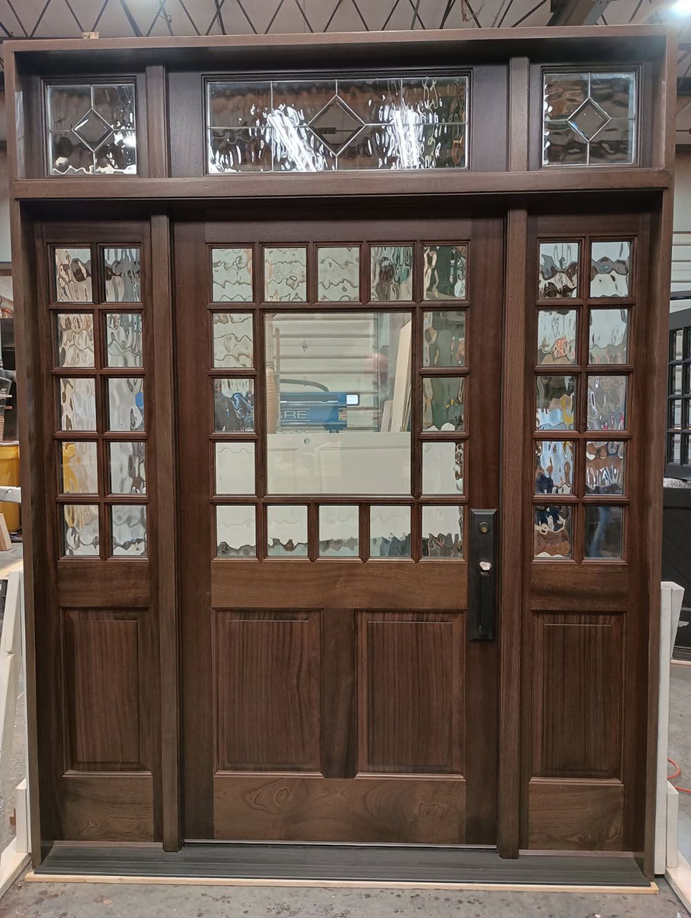 Matthews #28718
Mahogany door
Flemish, Zinc caming, & Electronic switchable center glass panel
Finished in Minwax Ebony #2718