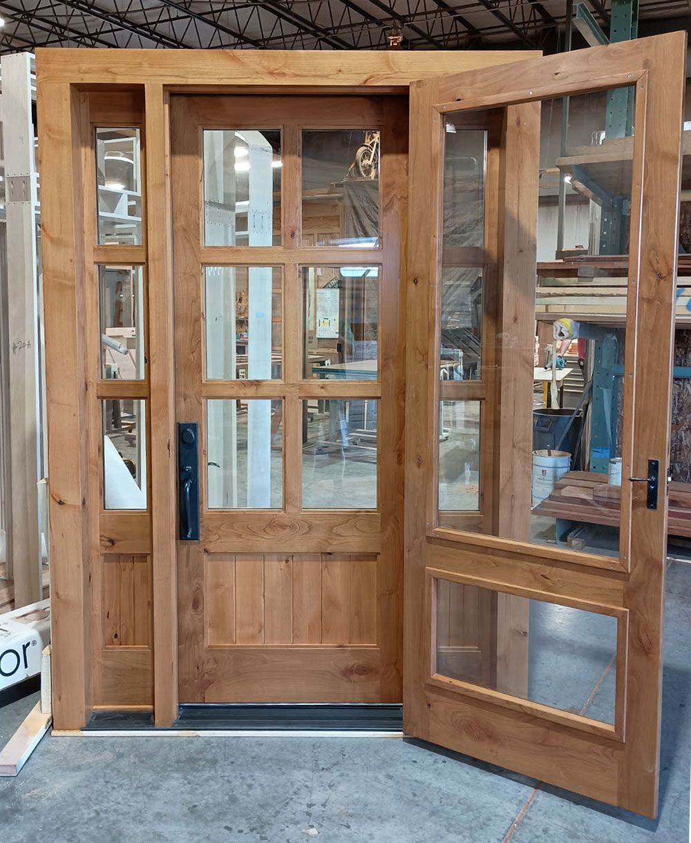 Parkhill #28790
Knotty Alder door & storm door
Finished in Puritain Pine with Honey topcoat
Ashley Norton bronze tubular lockset
Keswick, VA