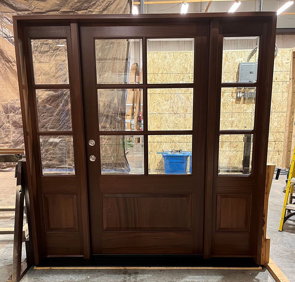 Riordan #28325
Mahogany door
Beveled glass
Finished in Saddle