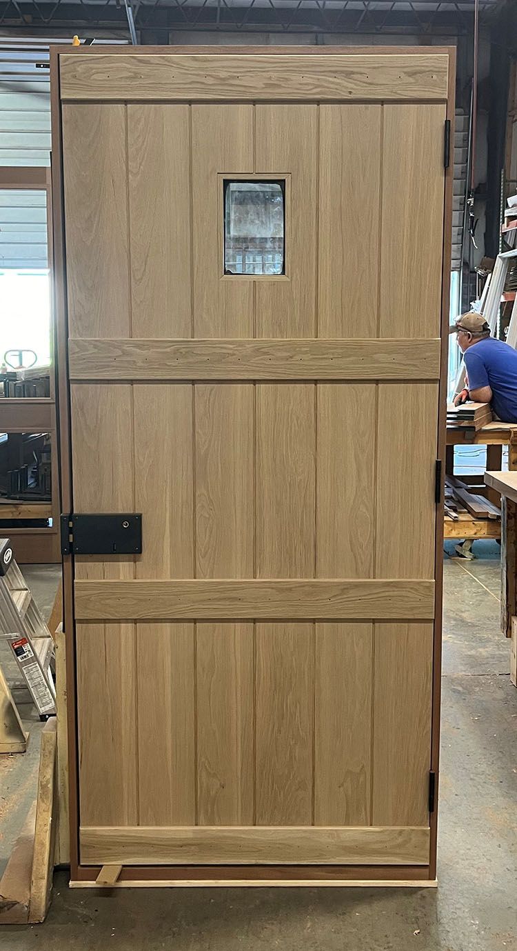 F+H #28455
Flat sawn white oak flush door with v-grooves
Fixed window
Batten boards