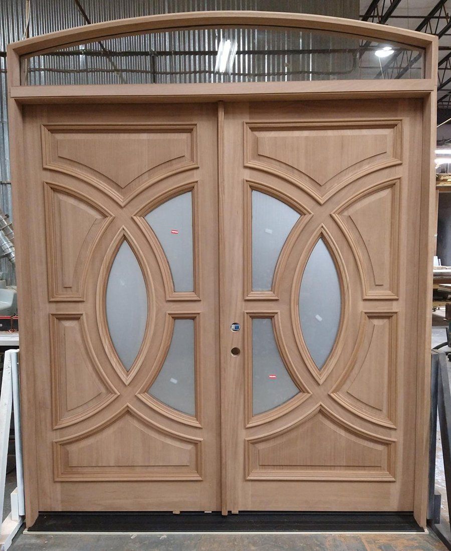 Double entry door with circle design