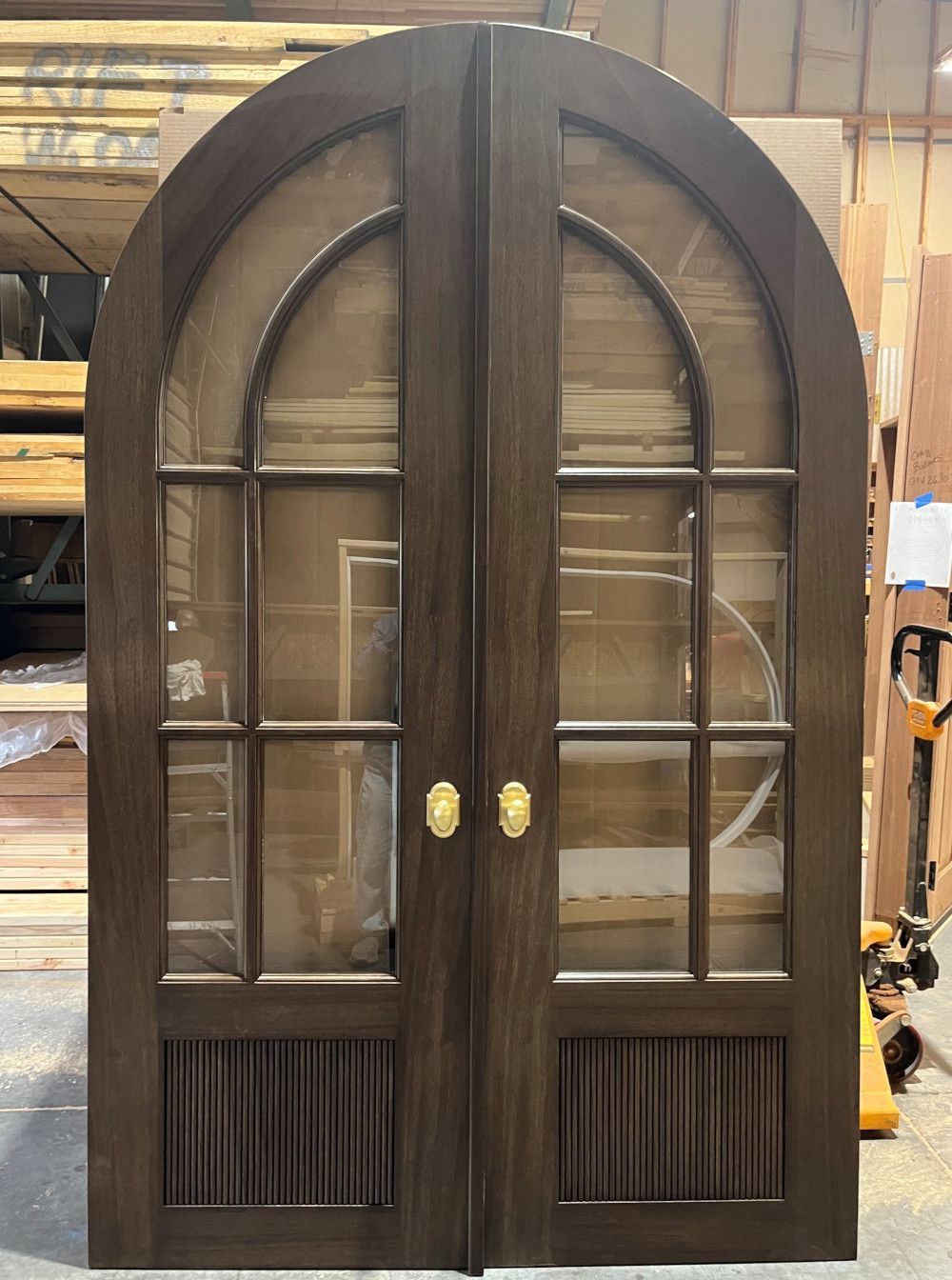 Kayser #29122
Mahogany round top interior door
Reeded panels
Emtek egg knobsets in satin brass
Finished in Ebony
Shelby Twp, MI