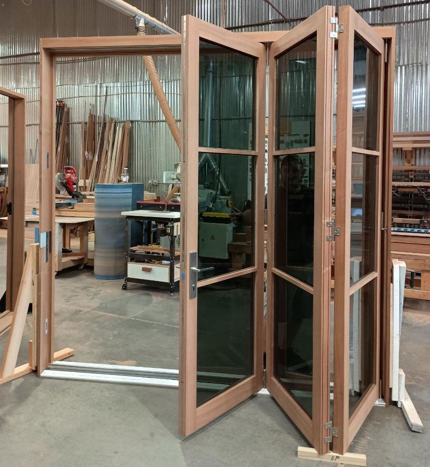 Purcell #28894
Mahogany folding door unit
Graylite II glass
Hoppe multi-point lock system
Maryland
