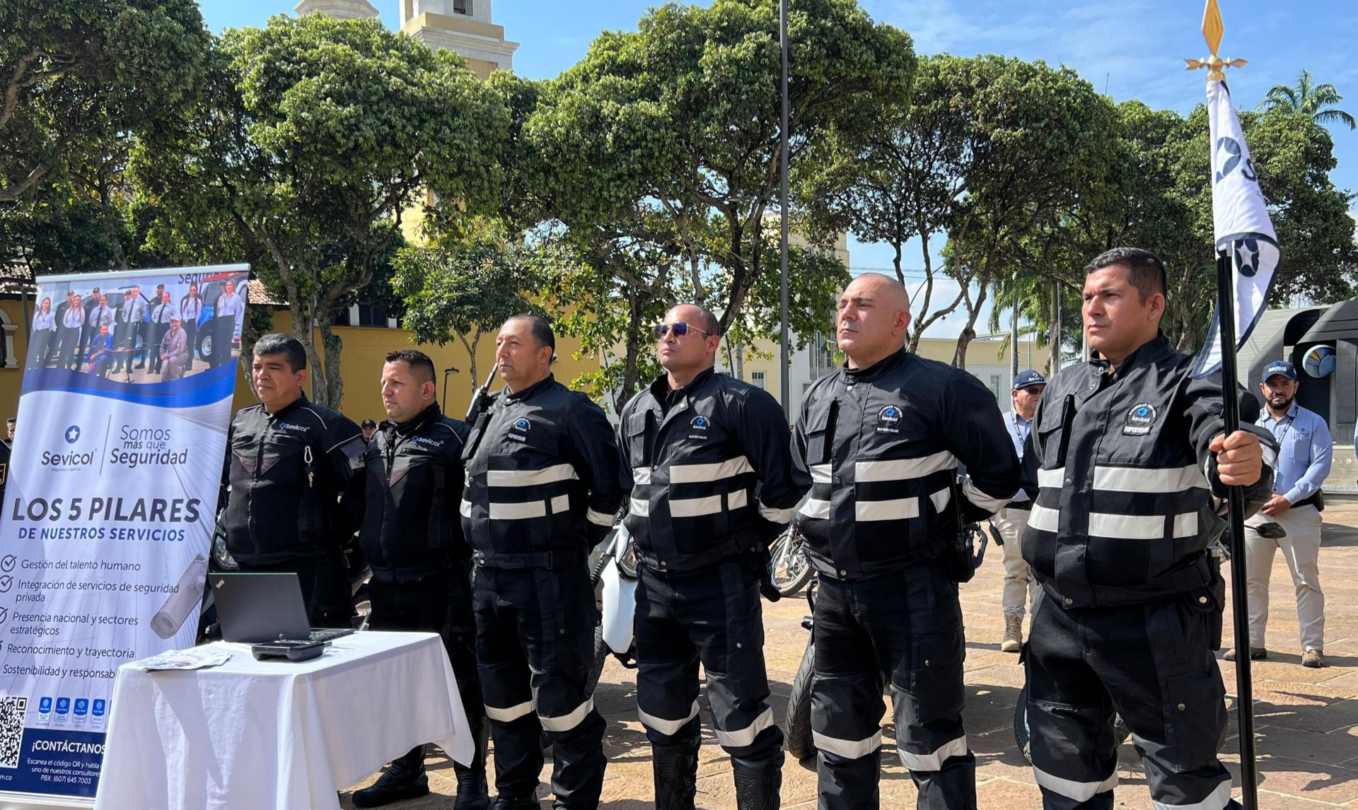 Vigilante de seguridad privada en Colombia en entorno corporativo, reflejando compromiso y legalidad