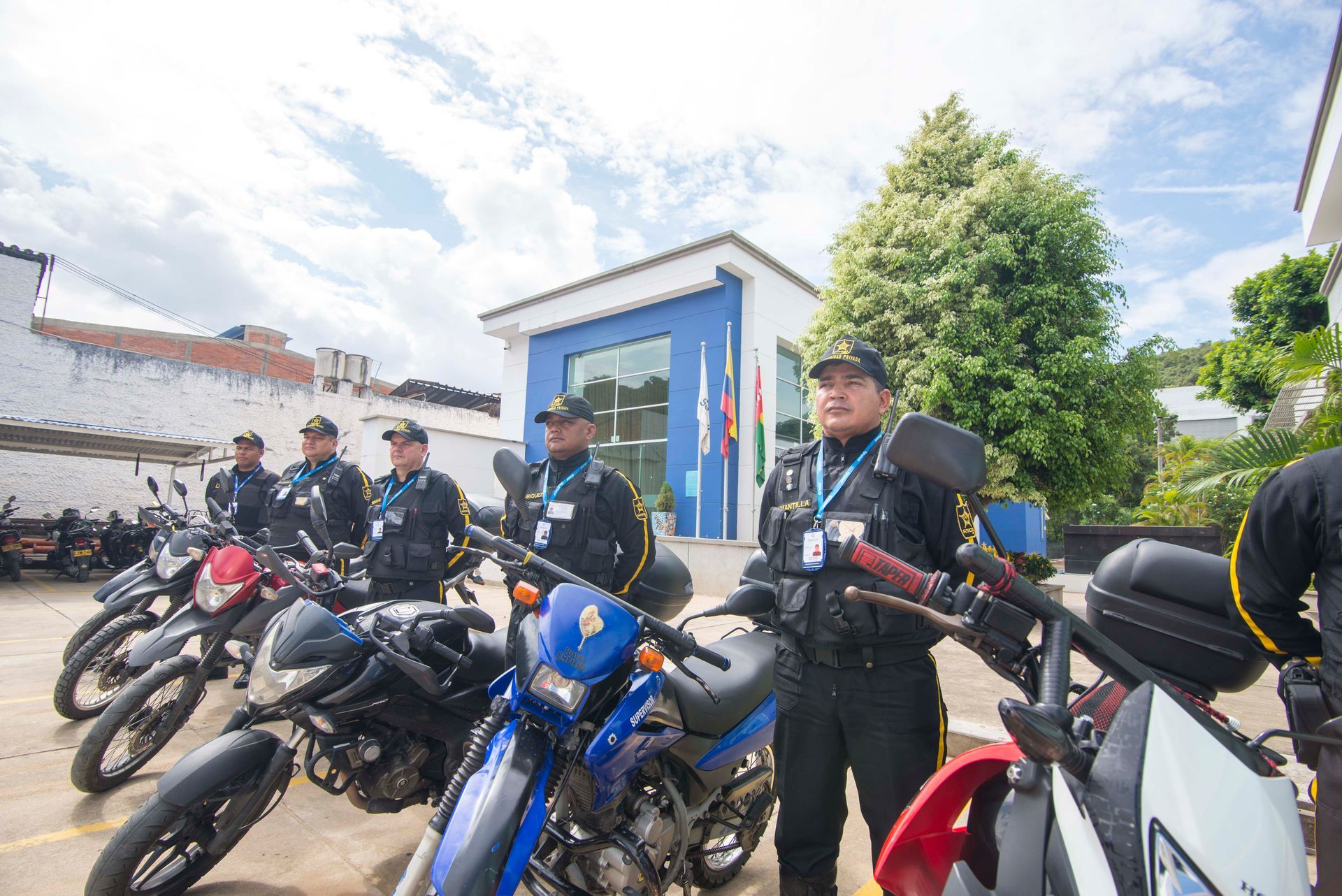 Vigilantes de seguridad privada Sevicol brindando protección profesional en empresa de Bucaramanga