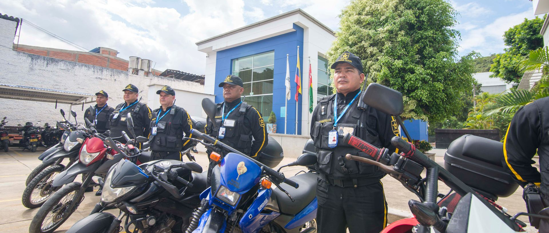 Vigilantes de seguridad privada Sevicol prestando servicio en empresa de Bucaramanga con control de accesos y vigilancia profesional.