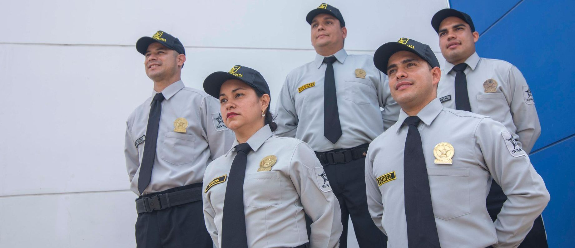 Personal de seguridad monitoreando instalaciones durante una jornada de paro nacional en Colombia.