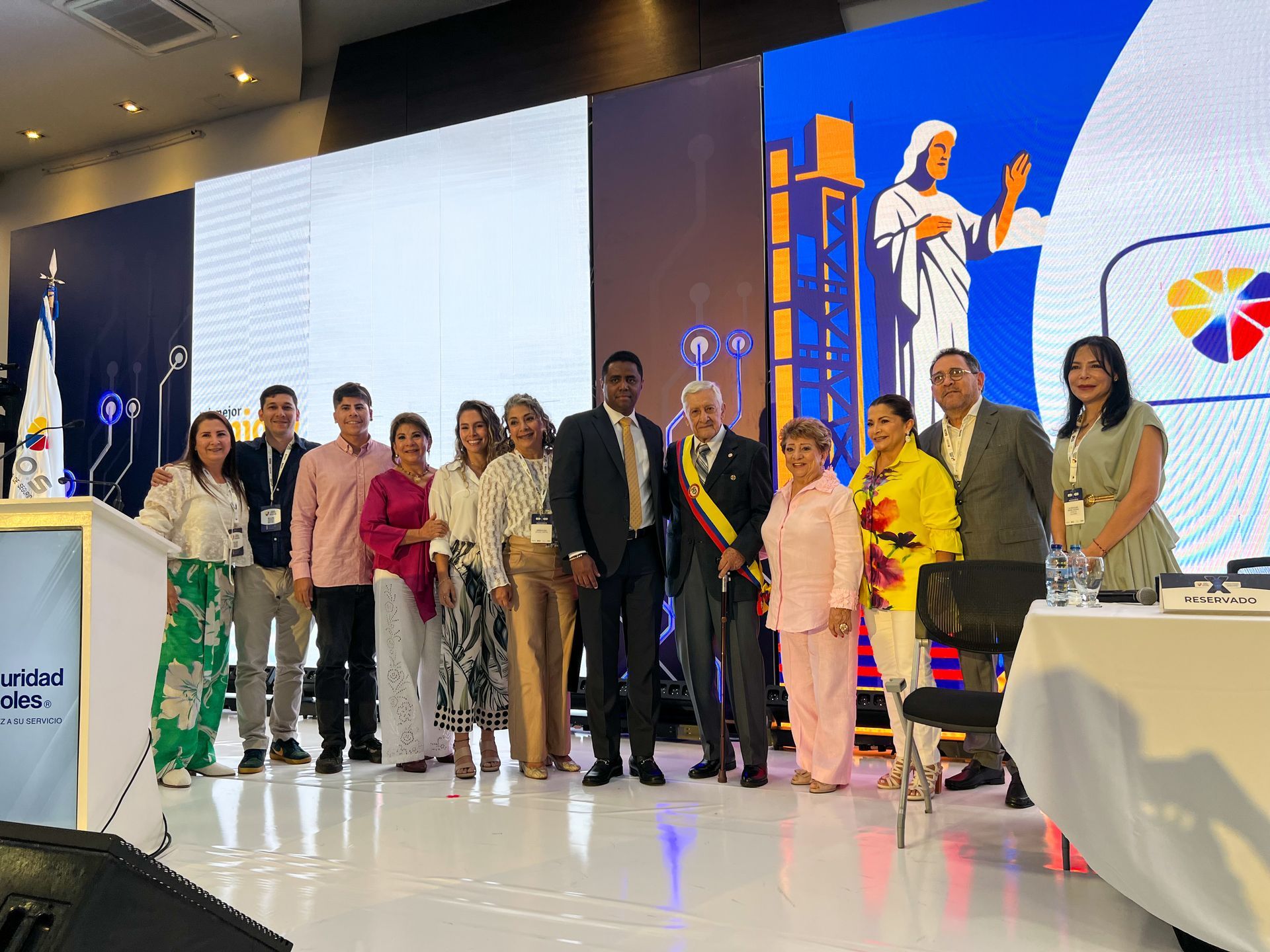 Equipo de Sevicol en el Congreso ECOS 2025 en Bucaramanga, recibiendo reconocimientos por liderazgo.