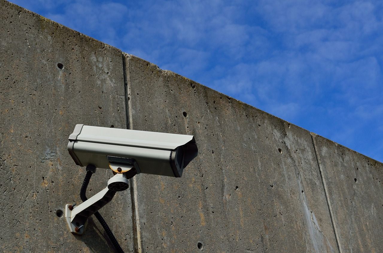 Sistemas de seguridad electrónica avanzados con cámaras, control de acceso y monitoreo remoto