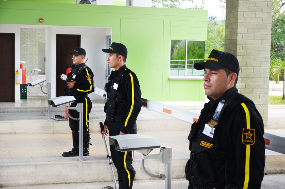 Servicios de seguridad privada en Colombia con vigilantes profesionales y tecnología avanzada.