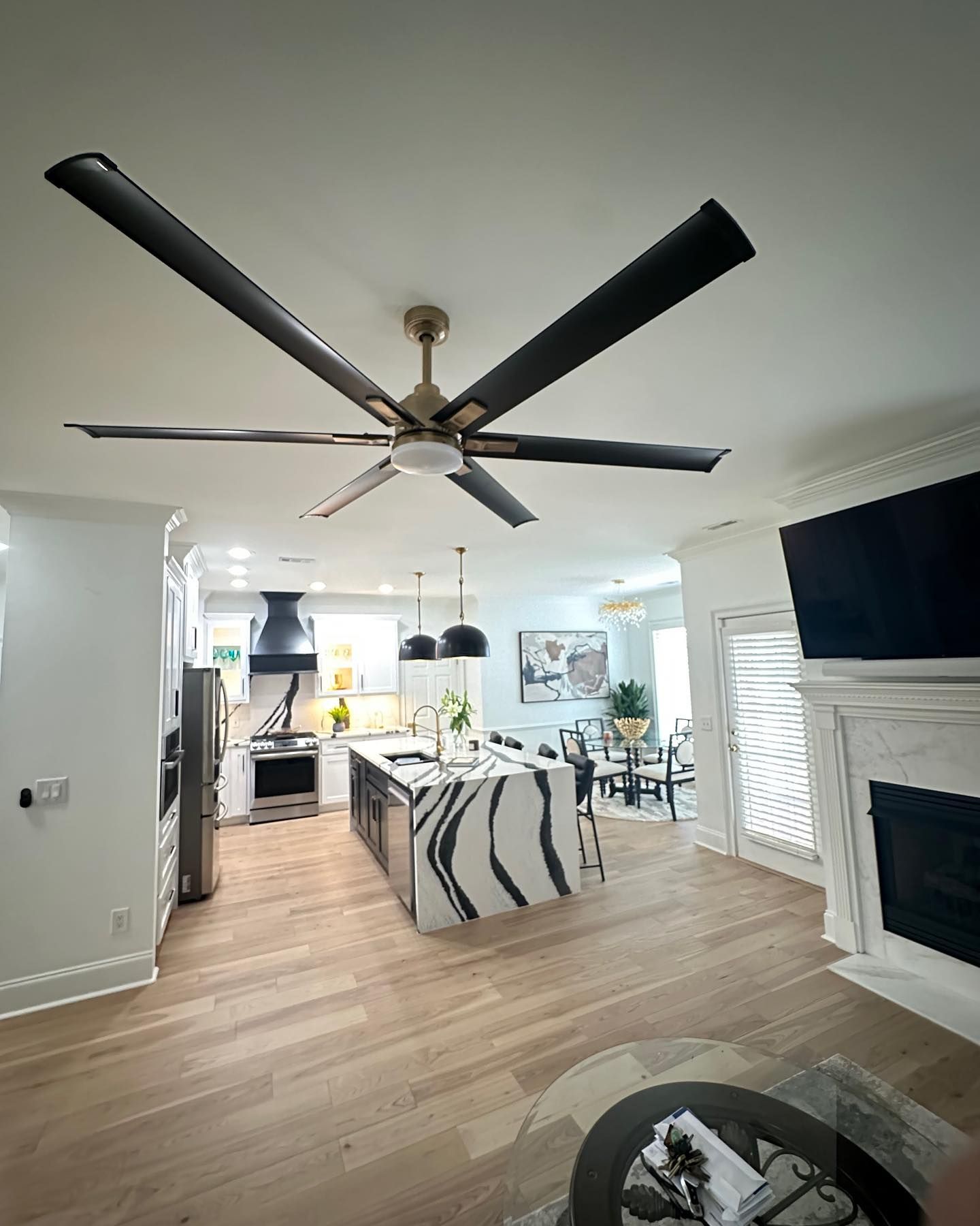 A ceiling fan is hanging from the ceiling in a living room.