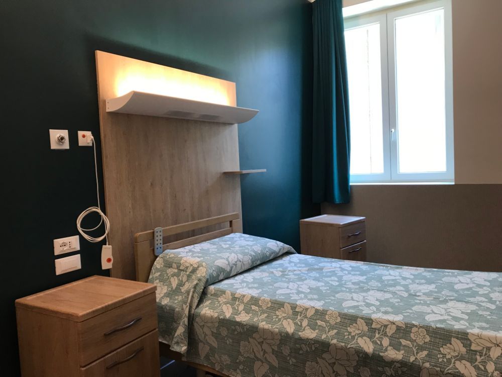 letto in camera casa di riposo