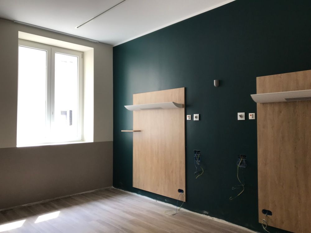 installazione letti in camera di casa di riposo