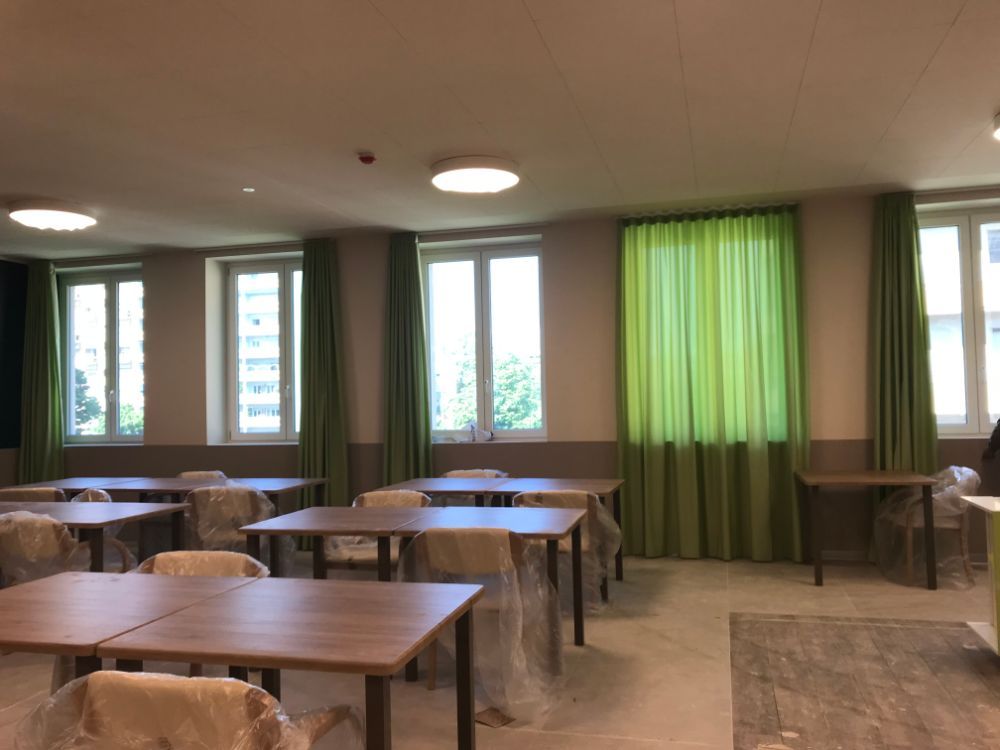 tavoli in sala comune di residenza per anziani
