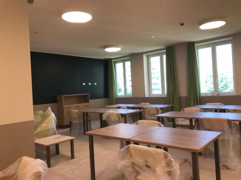 sala comune con tavoli in casa di riposo