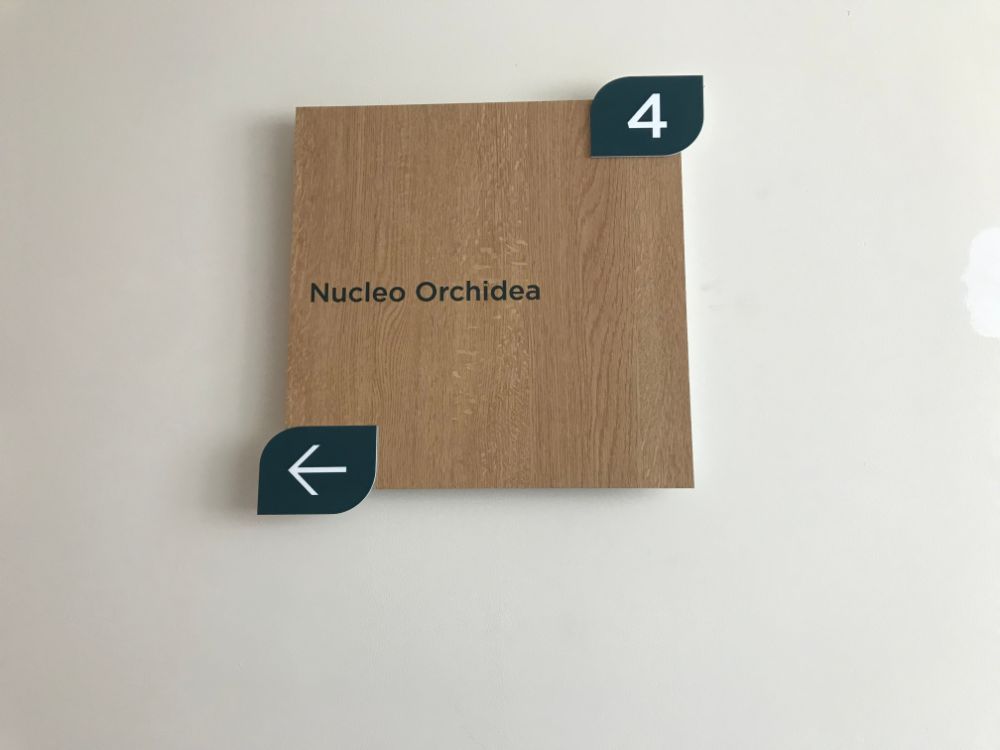 insegna con direzioni in casa di riposo