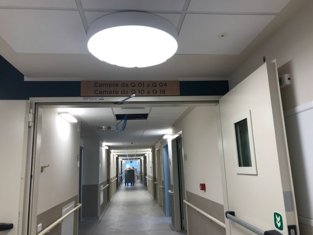 corridoio con porte tagliafuoco in casa di riposo