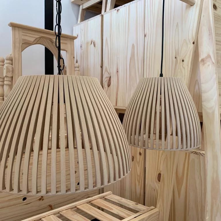 Pantalla de madera con lamas verticales. Vista interior, madera marrón.