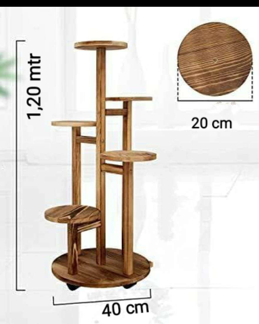 Soporte de madera para plantas con seis niveles, que contiene varias plantas en macetas con follaje verde y rosa, iluminado por la luz solar.