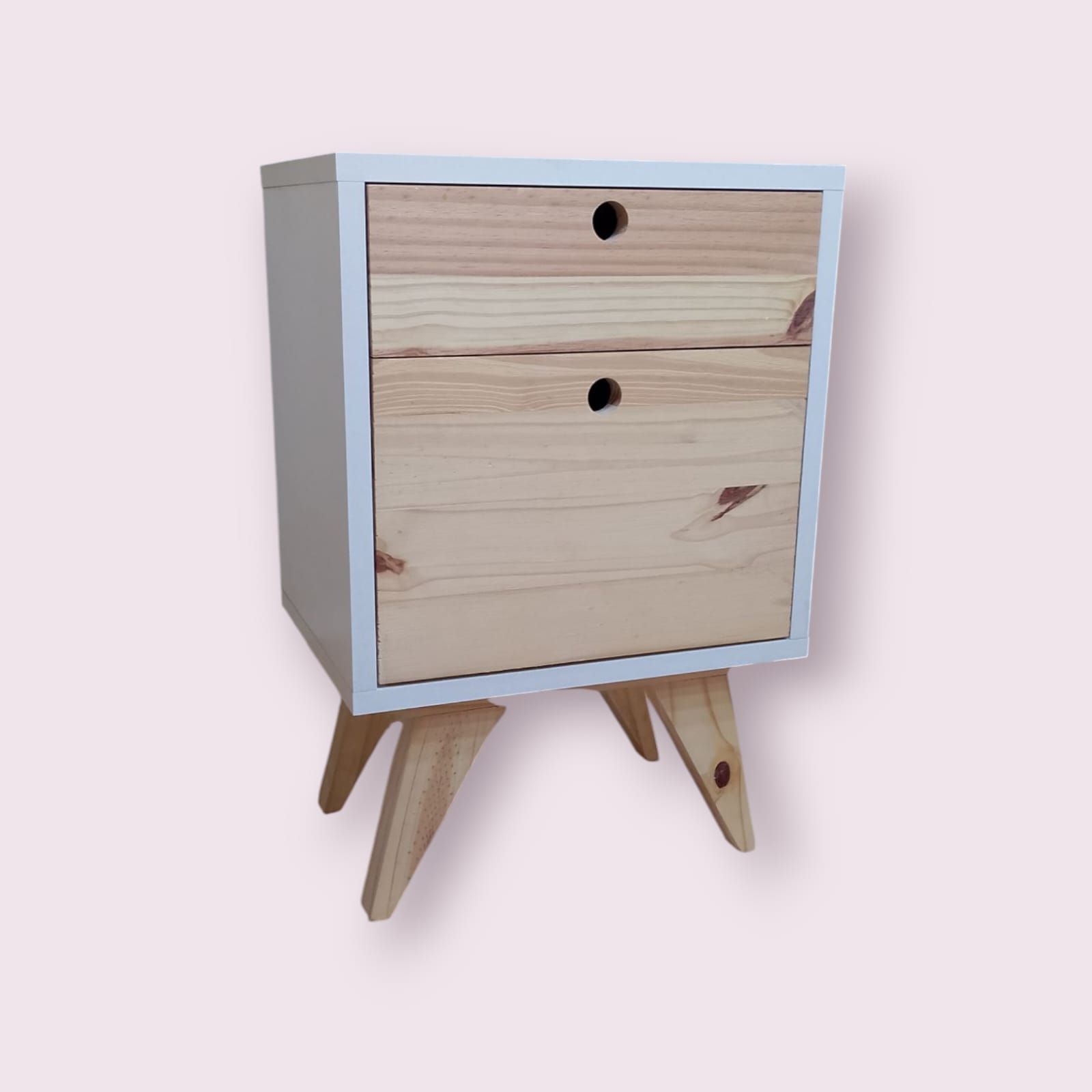 Mesita de noche blanca con dos cajones de madera y patas en ángulo.