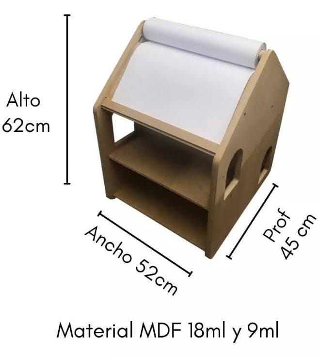 Caballete de madera para arte infantil con rollo de papel, dos estantes y marco en forma de casa.