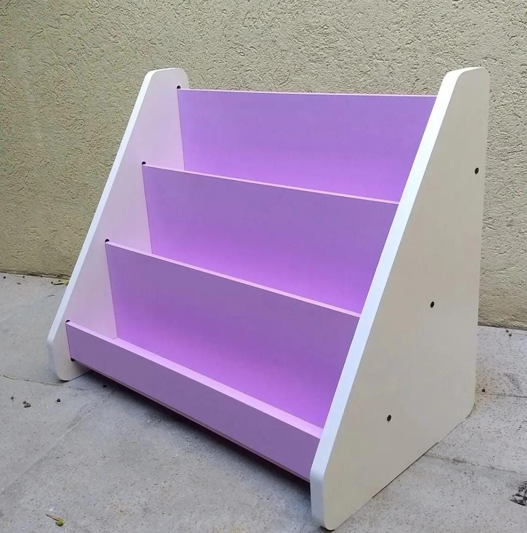 Estantería de madera de tres niveles con diseño angular, color beige claro.