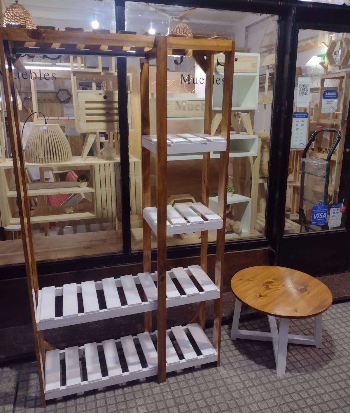 Estantería de madera con estantes de listones blancos en una tienda.