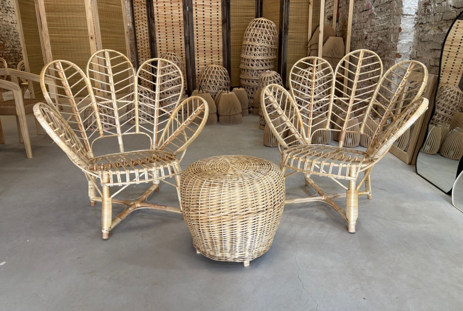 Silla de ratán con respaldo en forma de abanico para salón, color madera natural.