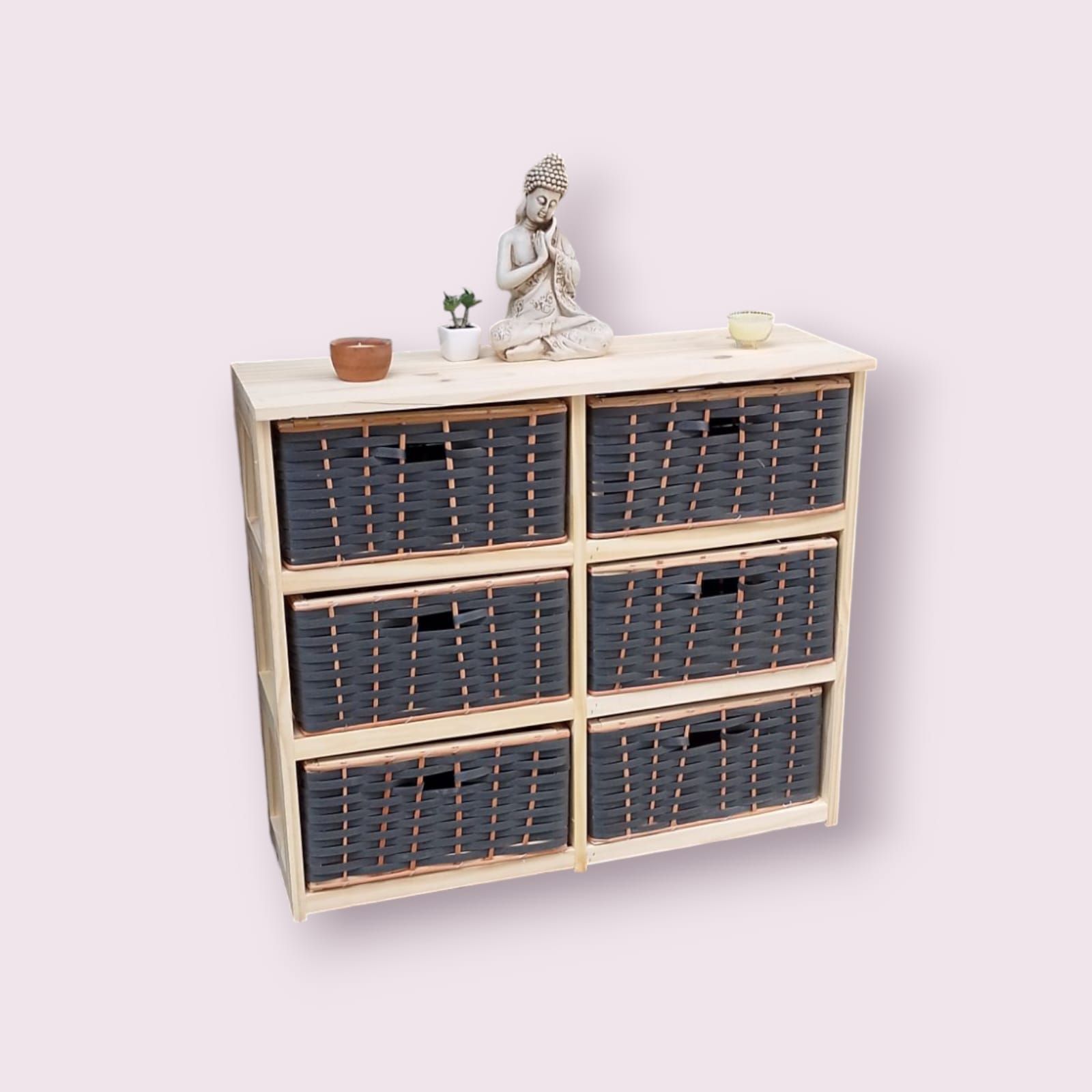 Mueble de almacenaje de madera con seis cestas tejidas y elementos decorativos en la parte superior.
