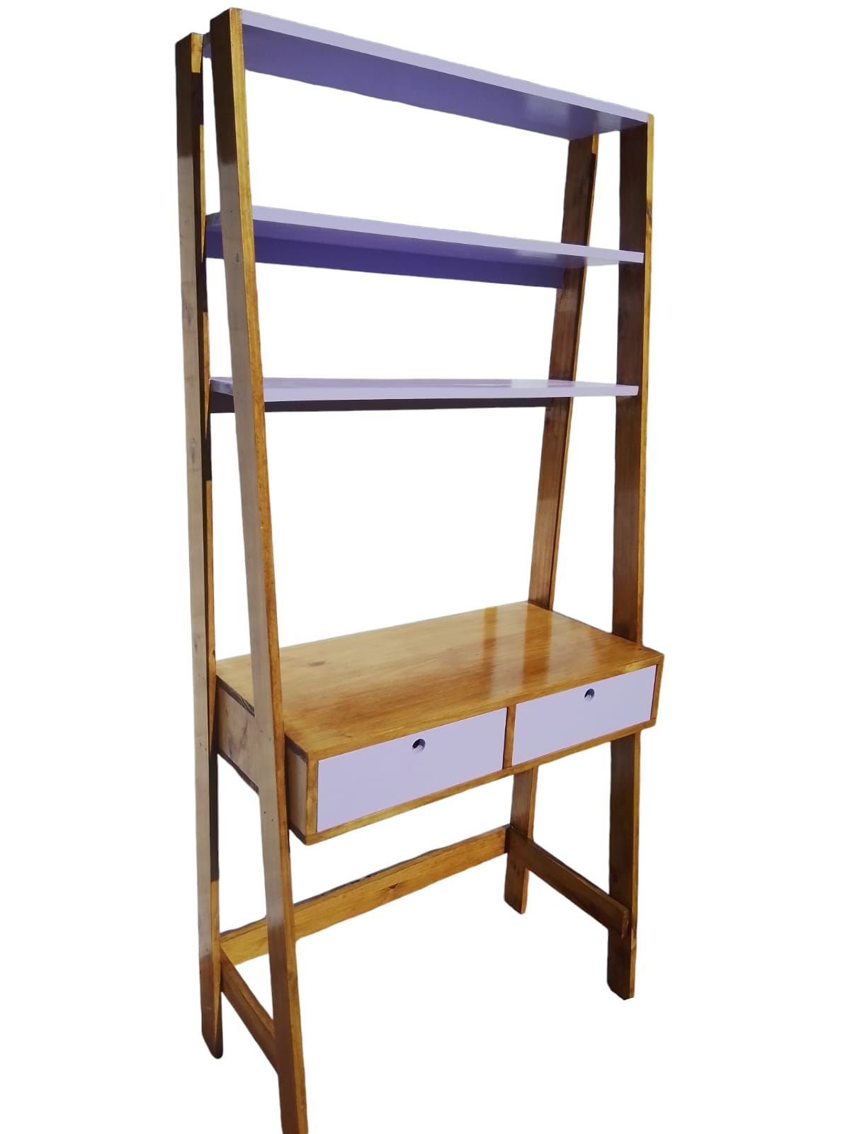 Escritorio de madera con estantes y cajones de color verde azulado en un entorno al aire libre.