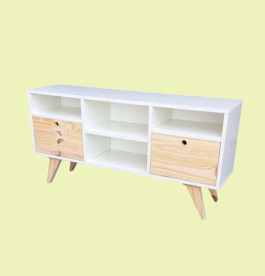 Un armario blanco con patas de madera y cajones sobre un fondo amarillo.