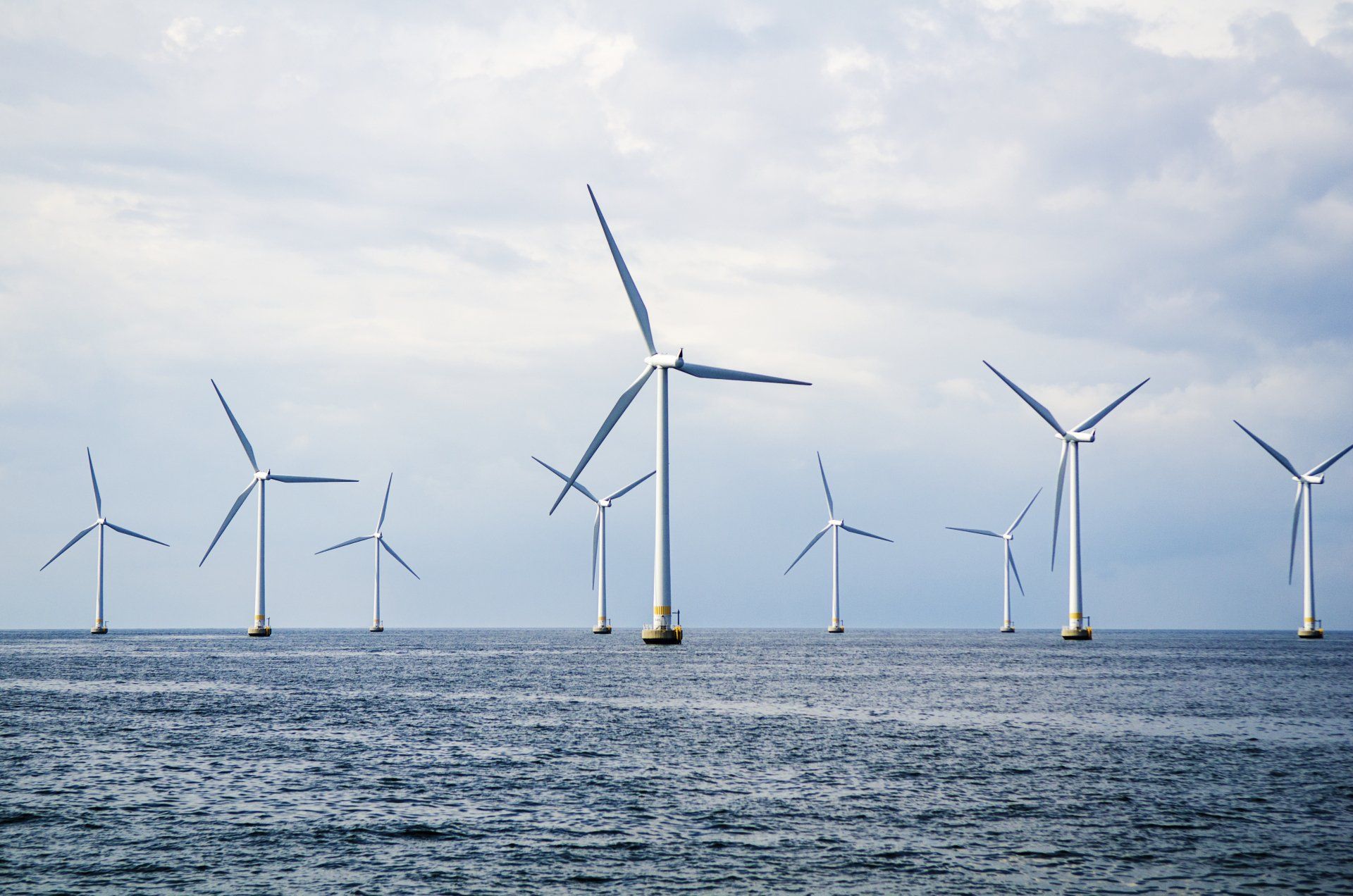 Symbolbild: Windkraftanlagen im Wasser