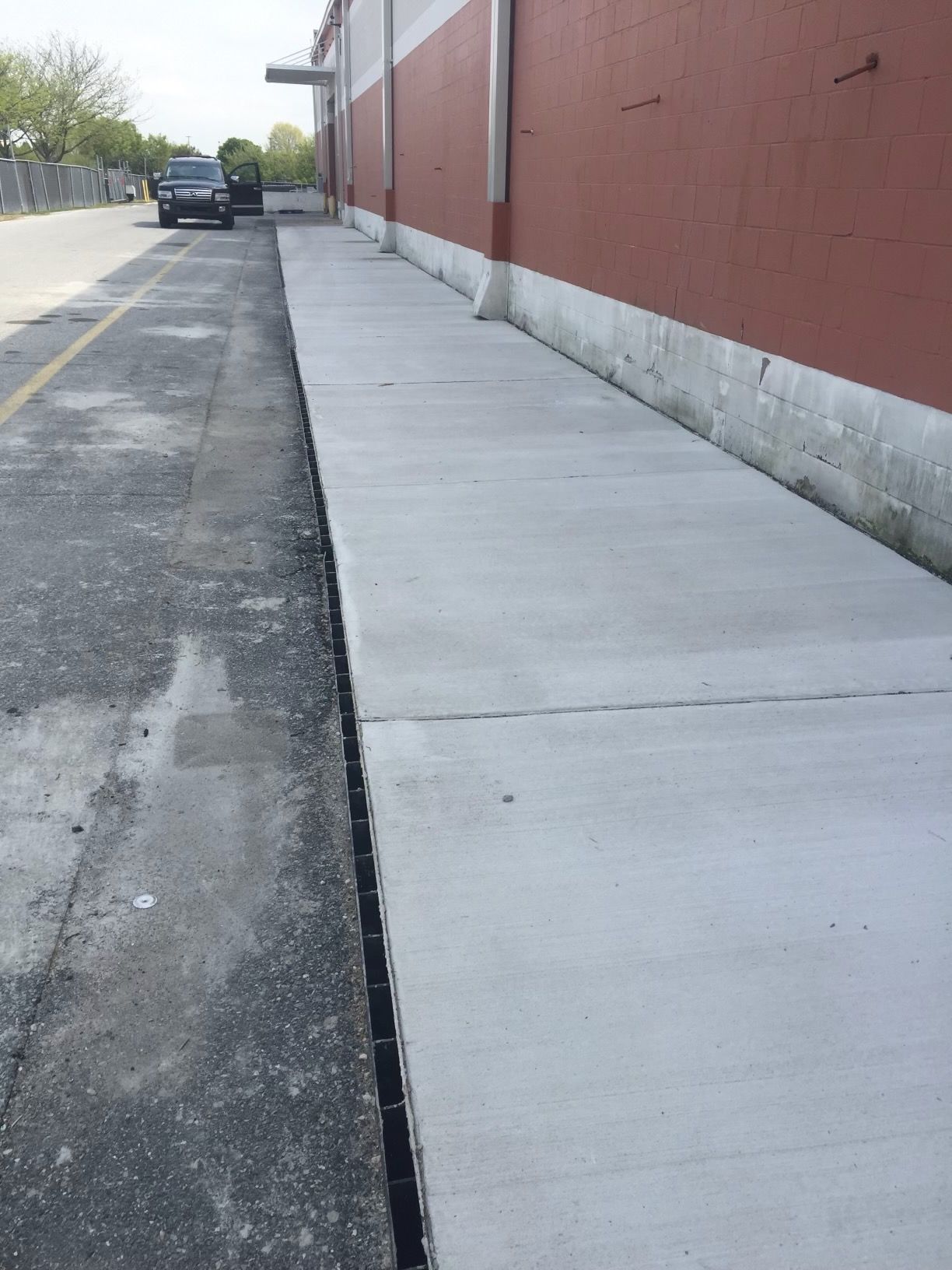 Commercial Concrete Sidewalk and Curb