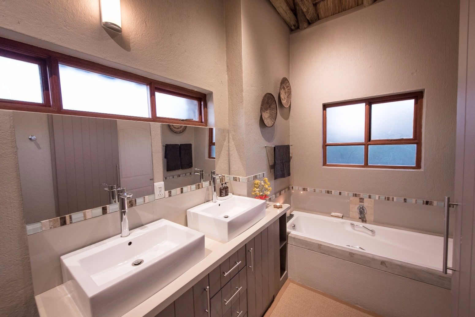 eKhaya Bush Villa bathroom