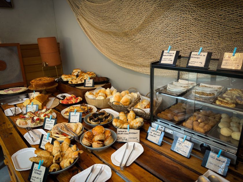 Café da manhã da Pousada Unaí em Porto de Galinhas, servido com variedade e cuidado no preparo.