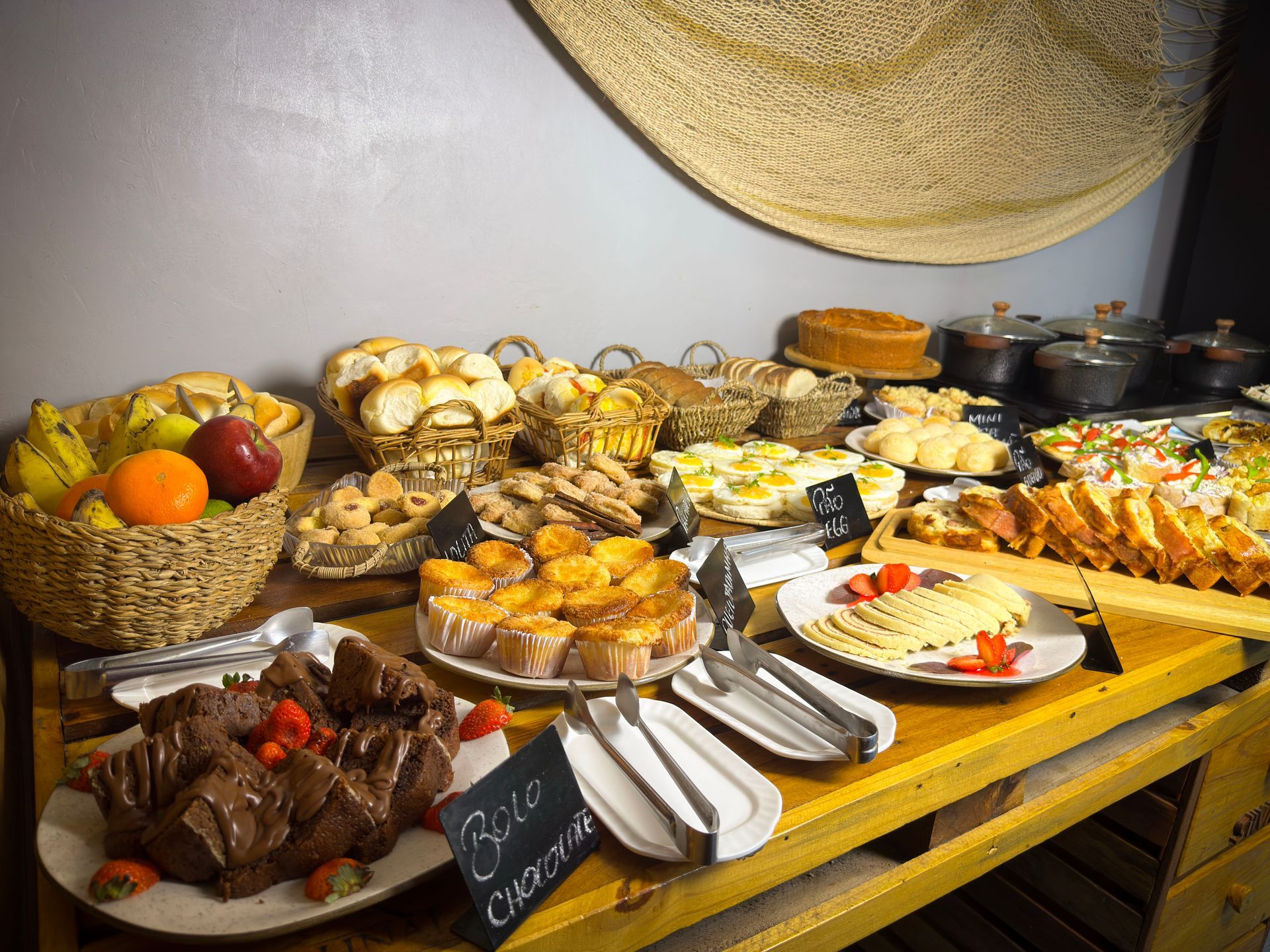 Café da manhã da Pousada Unaí em Porto de Galinhas, servido com variedade e cuidado no preparo.