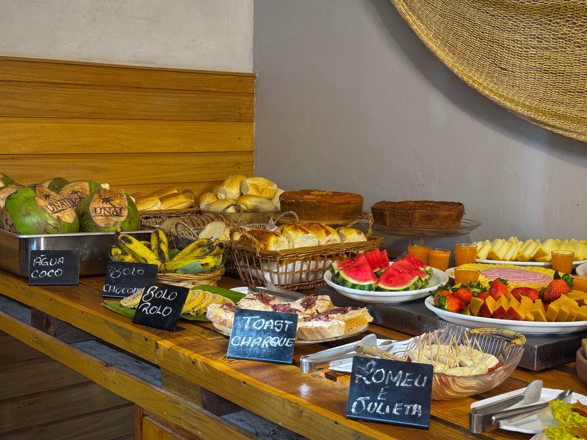 Café da manhã da Pousada Unaí em Porto de Galinhas, servido com variedade e cuidado no preparo.