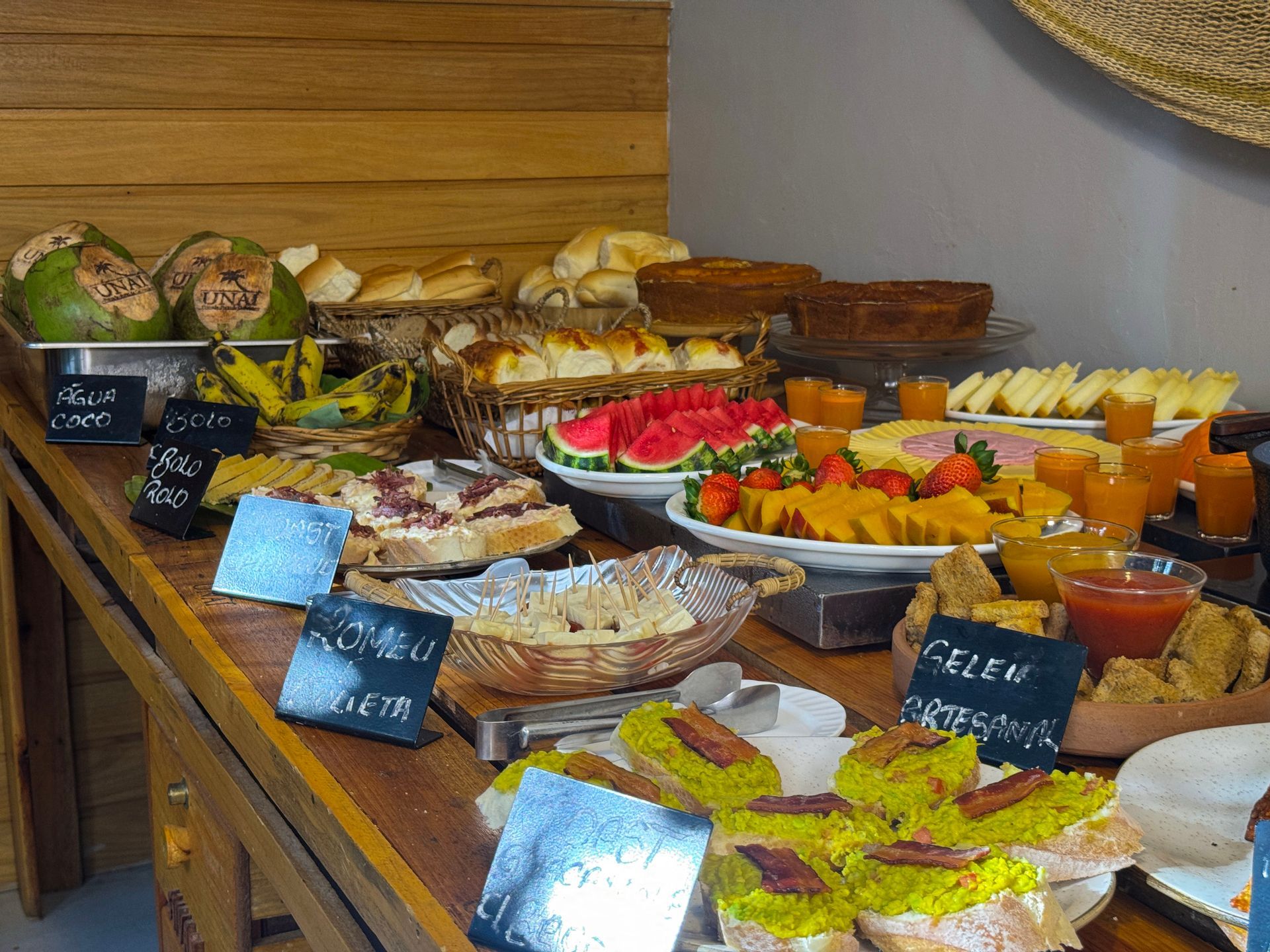 Café da manhã da Pousada Unaí em Porto de Galinhas, servido com variedade e cuidado no preparo.