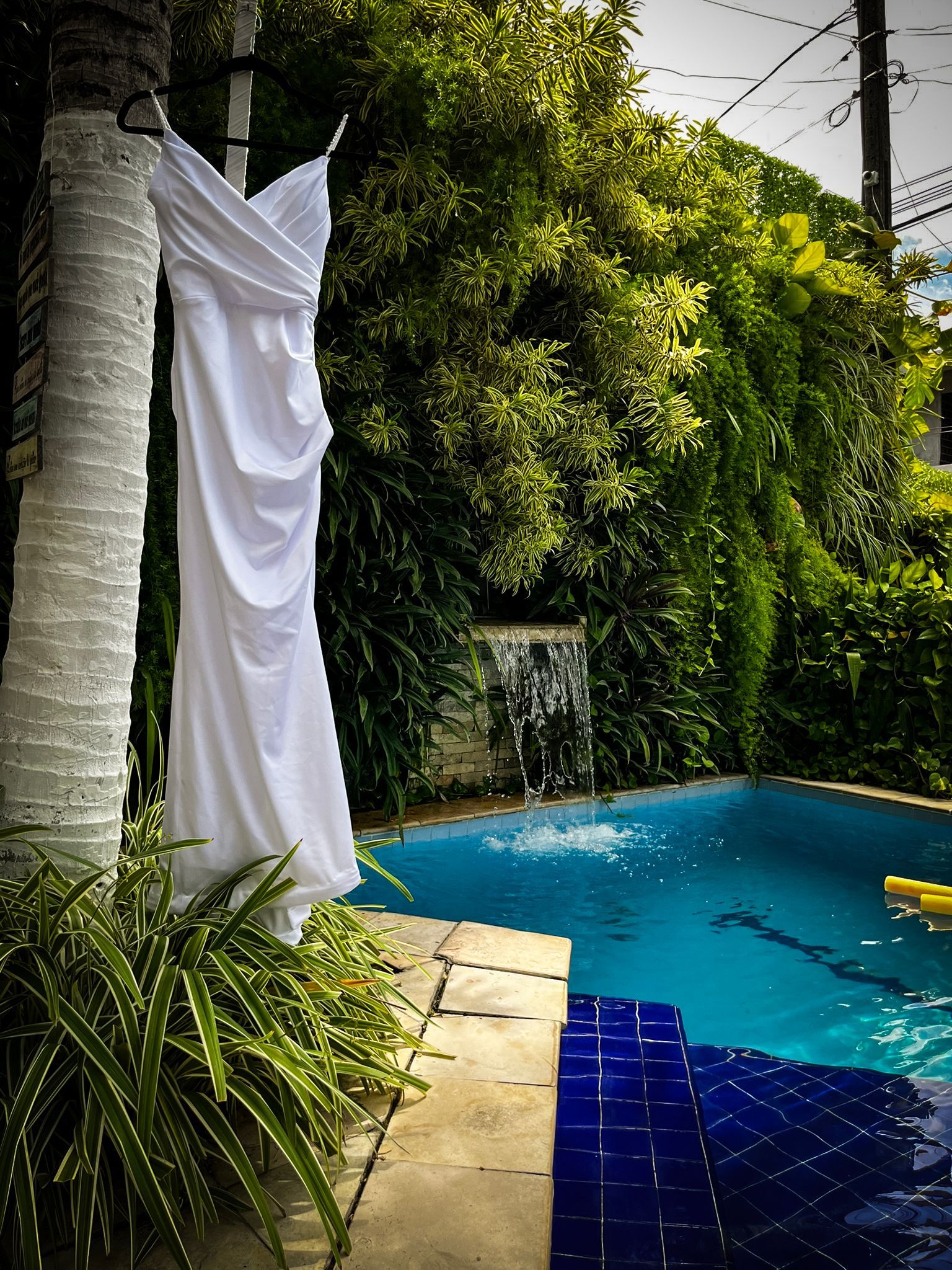 Piscina da Pousada Unaí em Porto de Galinhas, cercada por jardim e área de descanso.