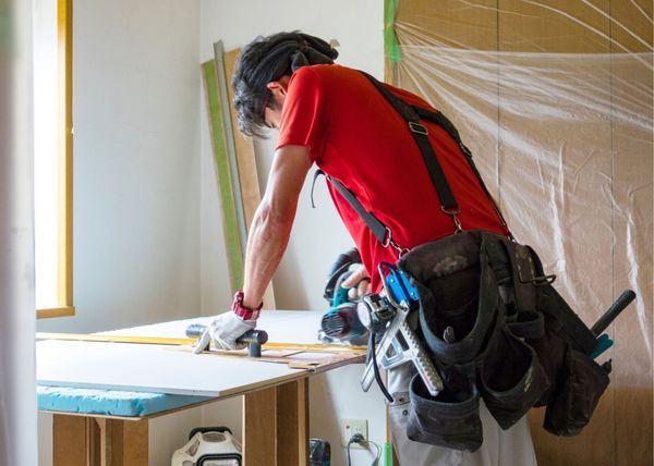 Vancouver Handyman Service Provider holding a skill saw and cutting plywood