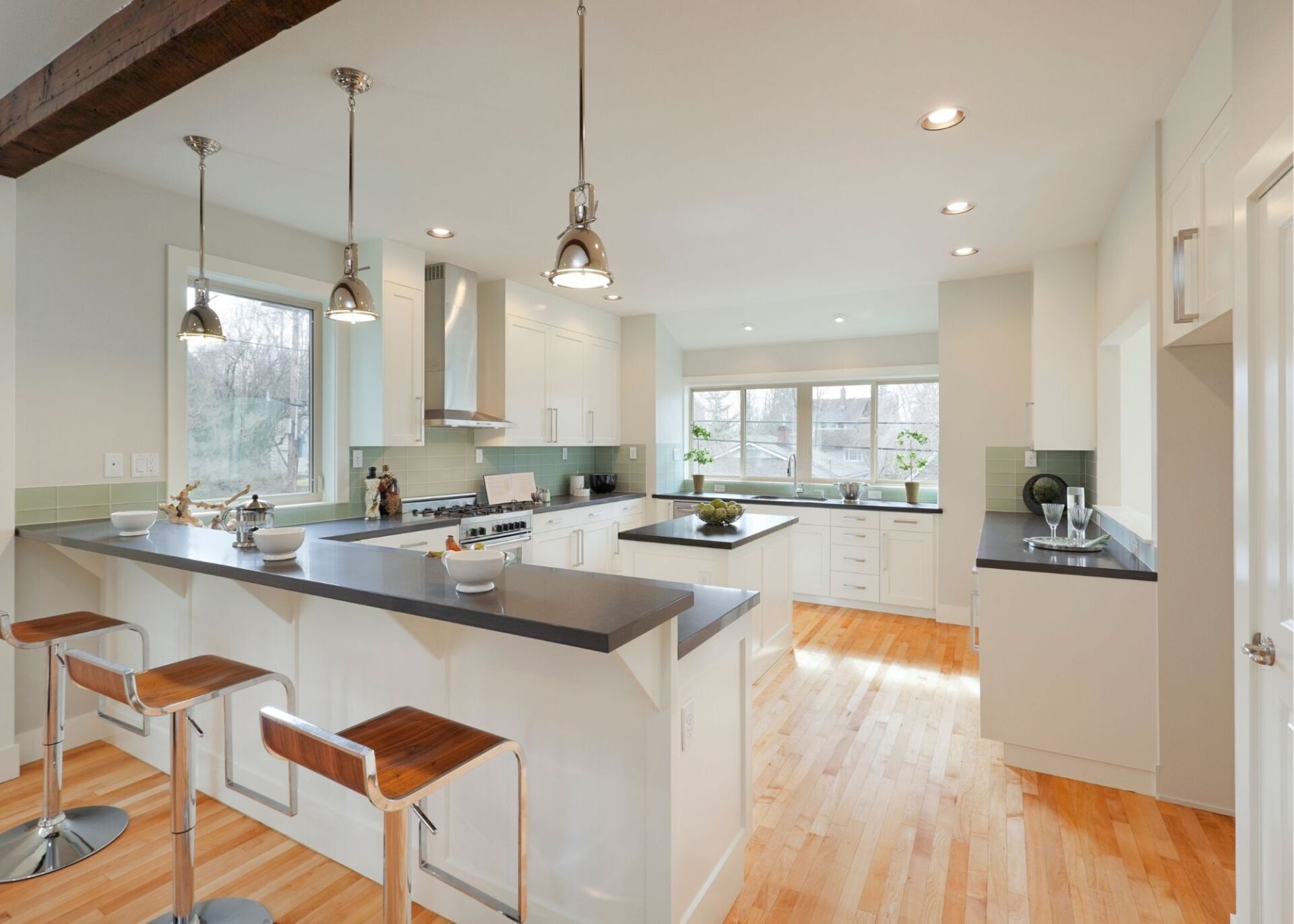 Vancouver Handyman Services picture of a renovated kitchen with quartz counter tops