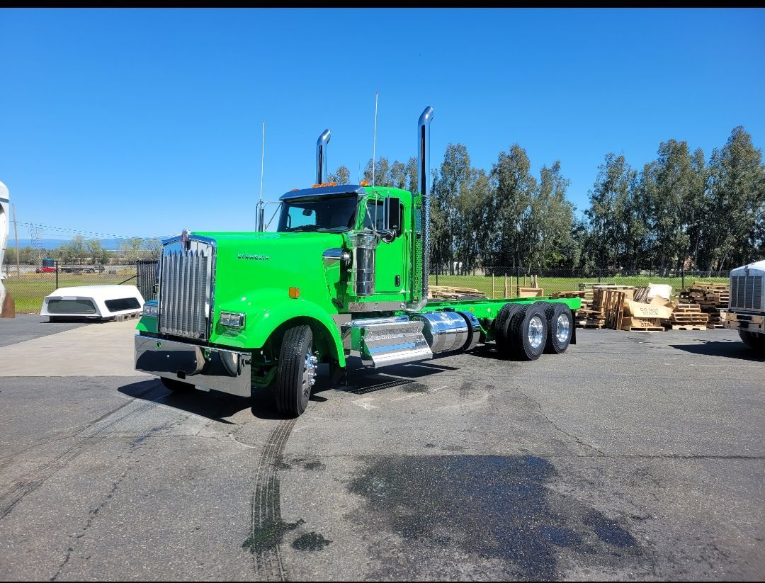 A large white house with a lot of windows and balconies is being built.